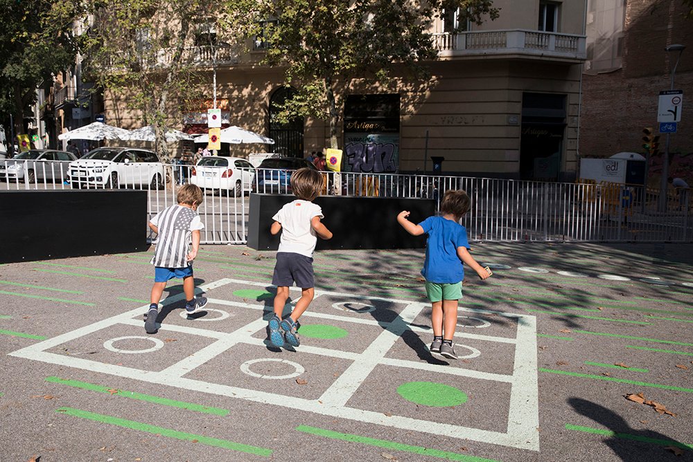 🚸 En 3 años, Barcelona pacificó el entorno de 217 escuelas. Calles complicadas, ahora son en parte, patios al aire libre. Empezó con una tragedia pero la comunidad escolar que dijo basta. 

Spoiler: para nada fue un camino de rosas 🌹🌹

Te lo cuento en este #VeranoUrbano 👇