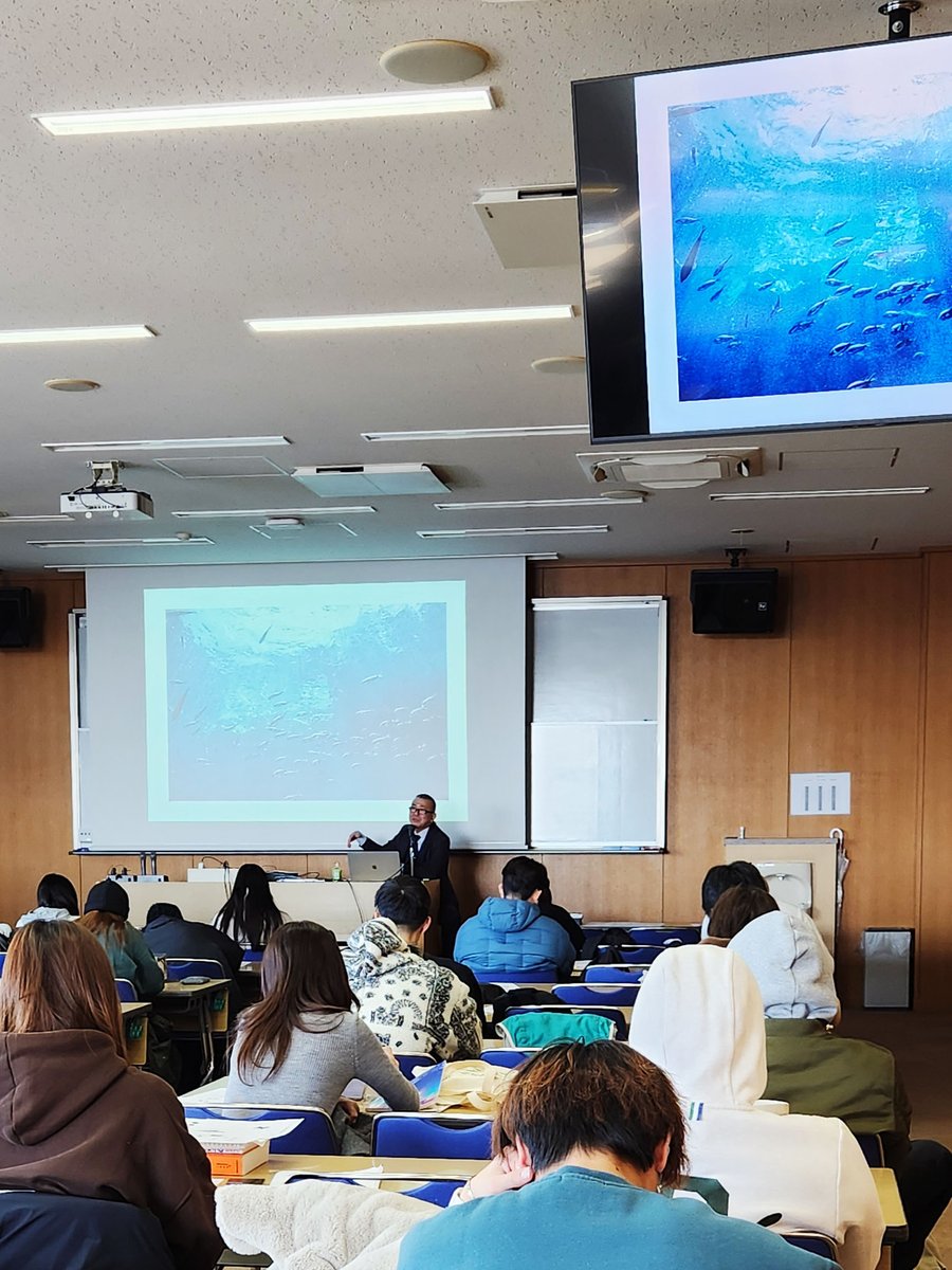 tez_kyoju's tweet photo. 色彩学は、色彩理論から色の科学的な仕組み、人が色に対して抱く感情まで、幅広く学びます。
本日の授業は、ものがなぜ見えるのか、色覚ハンディキャップ（色覚特性）はなぜ起こるのかなどについて学びました。#帝塚山大学 #居住空間デザイン学科 #建築 #インテリア #建築デザイン #インテリアデザイン https://t.co/cI8szchtS4