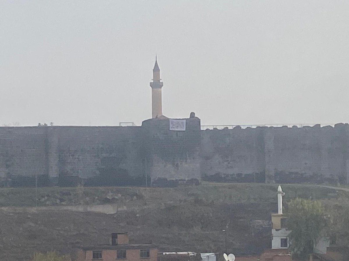 demet84840's tweet photo. Sabah saatlerinde Diyarbakır surlarında görülen manzaralar, Diyarbakır halkının 
#KelimeiTevhidBayrağı'na nasıl sahip çıktığını gösterdi https://t.co/gG8FV4sAUb
