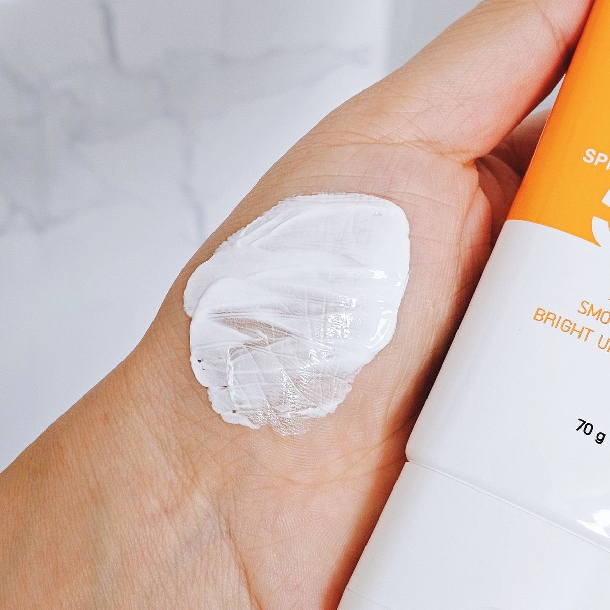 ถูกและดีจริง 🌤Smooto Hya C Bright Up Sunscreen spf 50 pa+++ กันแดดญี่ปุ่นในราคาน่ารัก แต่คุณภาพเกินราคามากๆ กันน้ำ ไม่เป็นคราบ ทาได้ทั้งหน้า ทั้งตัว นี่แค่15 นาที ผิวไบรท์ขึ้นทันที 1–2 ระดับ เนื้อดีมาก ปรับเข้ากับผิวแล้วดูเป็นธรรมชาติมาก ไอเลิฟ 10/10