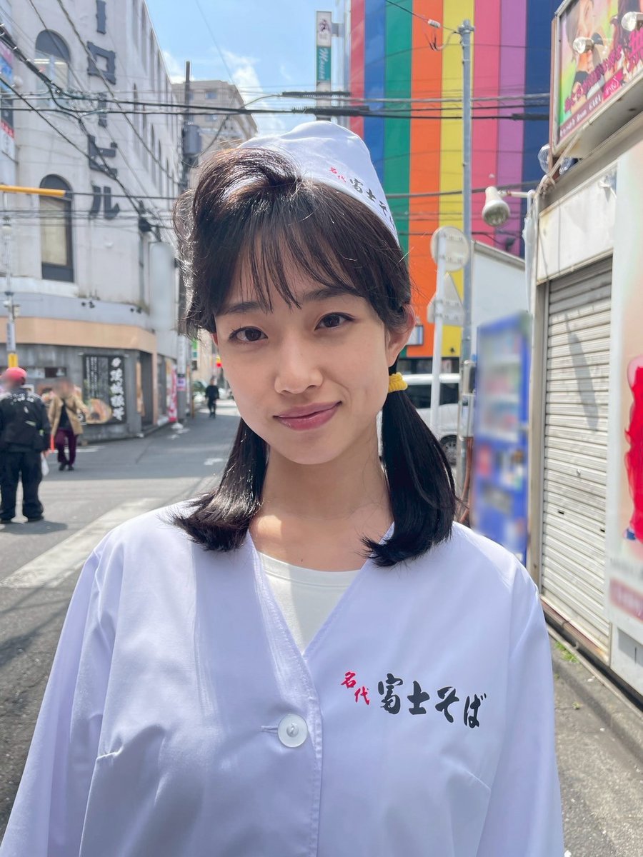 ＼#ふてほど撮影日誌📚📷／

富士そばで働く純子(#河合優実さん)を発見👀
何着ても似合うなぁ💖

#新年早々不適切にもほどがある！