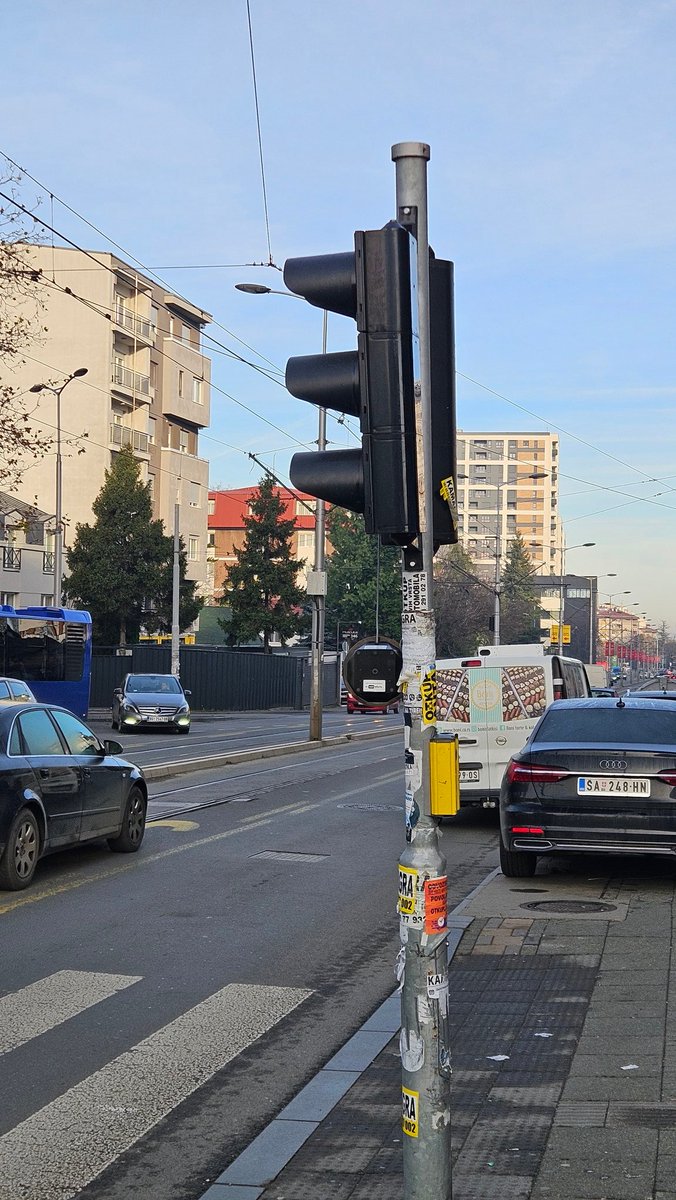Vojislav_d's tweet photo. Poštovani @prijavi_problem ispalo žuto svetlo na semaforu kod Idee, ugao Ulice vojvode Stepe i Kružnog puta voždovačkog. https://t.co/RAJ1FFH200