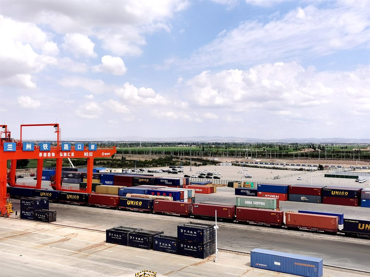 This_is_Gansu's tweet photo. 🚂Gansu International Logistics Group has operated nearly 1,200 international freight train services, significantly boosting trade and supporting high-level opening-up. 🌍These services connect Gansu to the global market! #GansuDevelopment https://t.co/uSMz3JkkwY