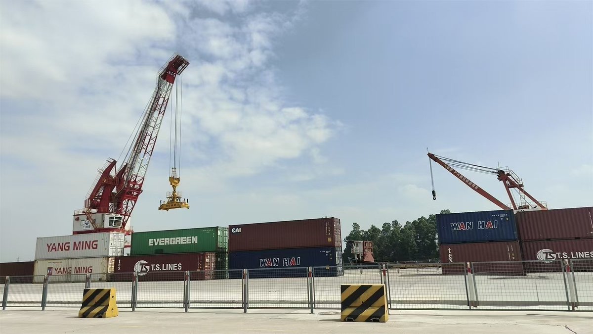 This_is_Gansu's tweet photo. 🚂Gansu International Logistics Group has operated nearly 1,200 international freight train services, significantly boosting trade and supporting high-level opening-up. 🌍These services connect Gansu to the global market! #GansuDevelopment https://t.co/uSMz3JkkwY