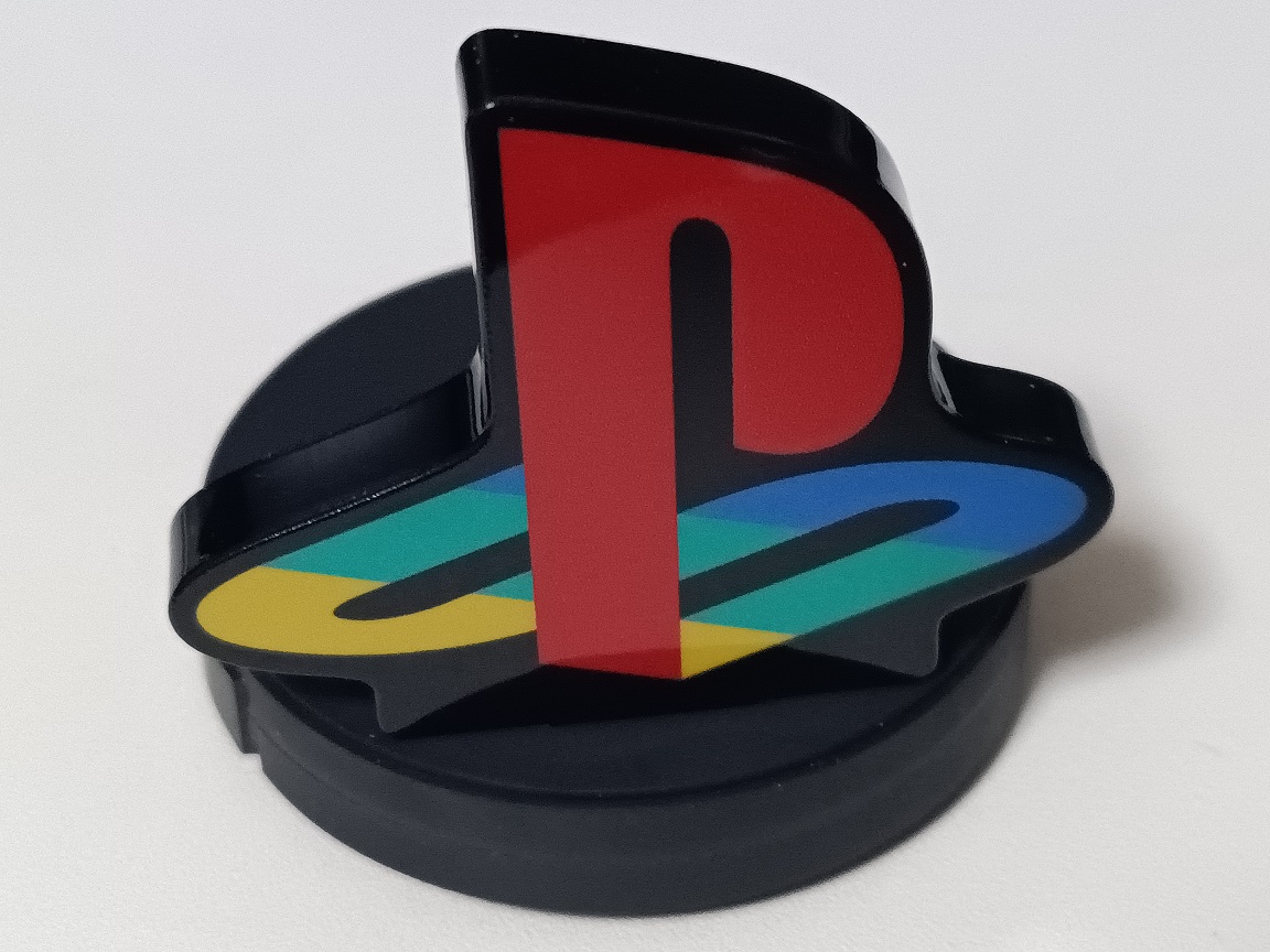 『アクリルロゴディスプレイSounds PlayStation』が届きました😀
記憶の中のあの音がそのまま出てきたゾ！😃

なお私のものは台座の足が1本短くてめっちゃグラグラです🙄
2026年2月発送分は500円分値上がりしてますね🤔