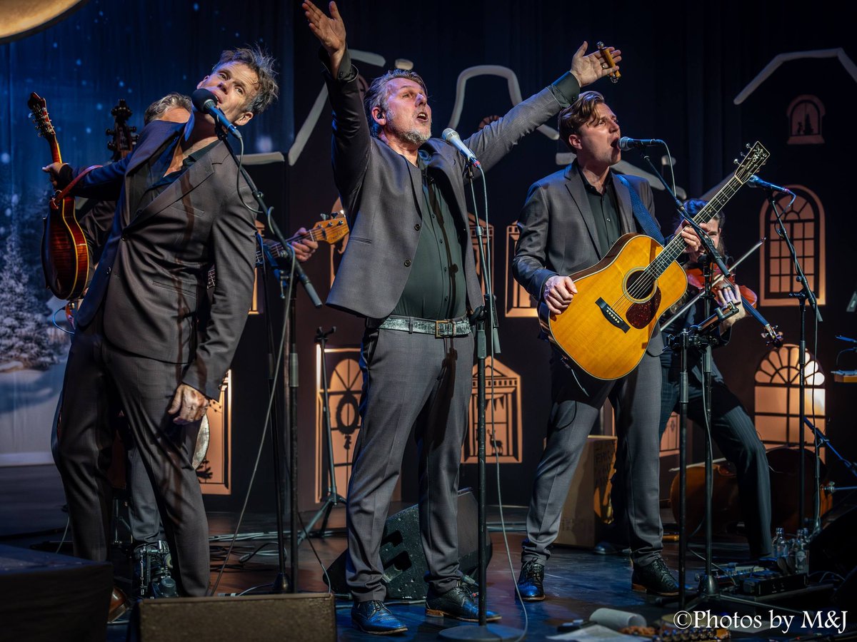 Vanavond: Schiedam! 🎄✨
Start van week 2 van onze tour.
Dit is de enige show deze week waar je nog lekker knus met z’n tweeën naast elkaar kunt zitten.
Veenendaal (morgen): nog 9 losse stoelen.
Zuid-Holland… wie zien we vanavond? 🙌
#3JS #AcousticChristmas