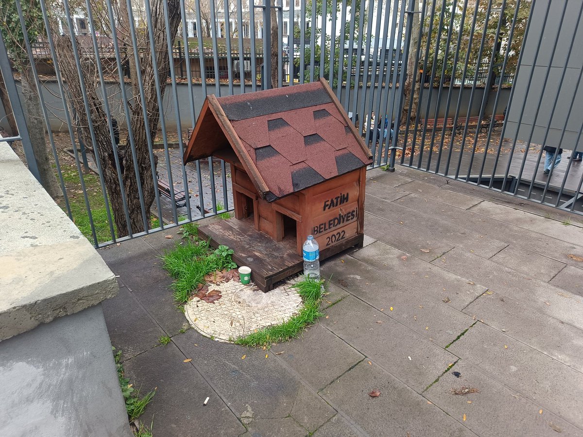 Takipçi şikayeti :
İstanbul Üniversitesi diş hekimliği fakültesi önünde size ait kedikondu var. Kaldırır mısınız? İnsanlar şifa bulmaya geliyor, hasta olmaya değil. <a href="/FatihBelediye/">Fatih Belediyesi</a>