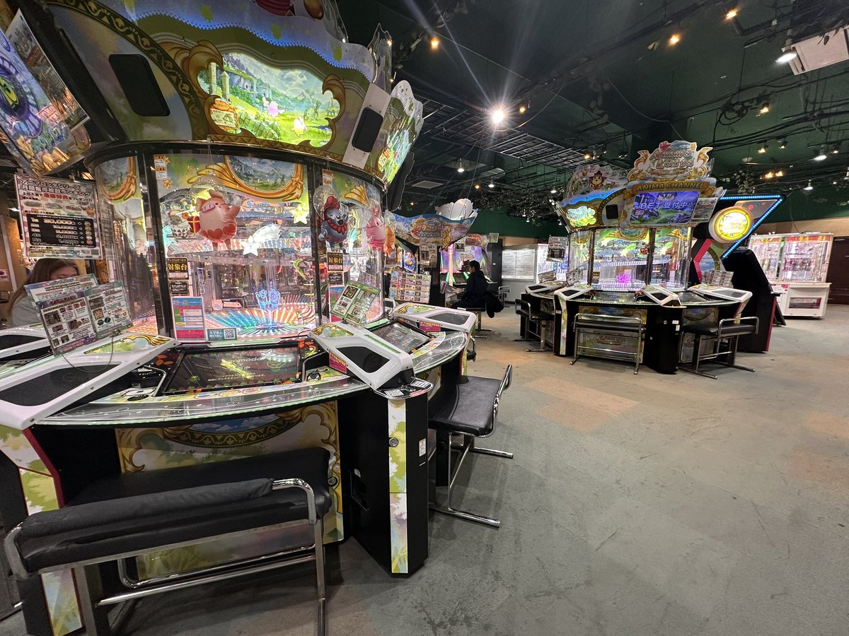 ゲームパニック三郷店

桃鉄3台にグラクロ2台あって機種もかなり豊富で並べ方も綺麗
ガリレオとツナガロッタもなかなかレアになってきてるから必見

グラクロはモニターも付いて良い感じなのにFT5は課金もクレジットも無いから微妙なのか^^;