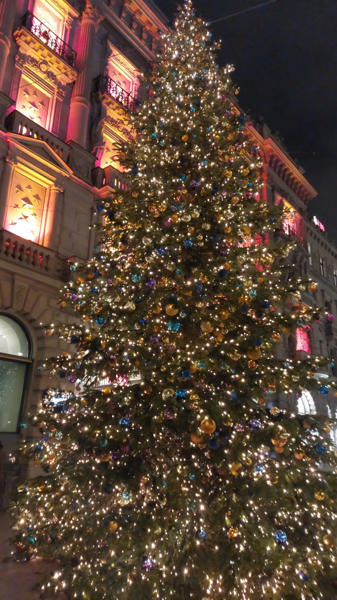 temariner's tweet photo. 5:00起きの朝活完了

義母から送られてきたチューリッヒのクリスマスツリーの写真！きれいです💖🎄

毎日オンライン&amp;オフラインでたくさんの素晴らしいご縁に恵まれている。

オフラインでは、スイスで会う人のほとんどが初見で私を日本人だと言い当てるけどなぜ？醤油の匂いでもするんか？

良い夜を https://t.co/JIvvHJ6NnJ