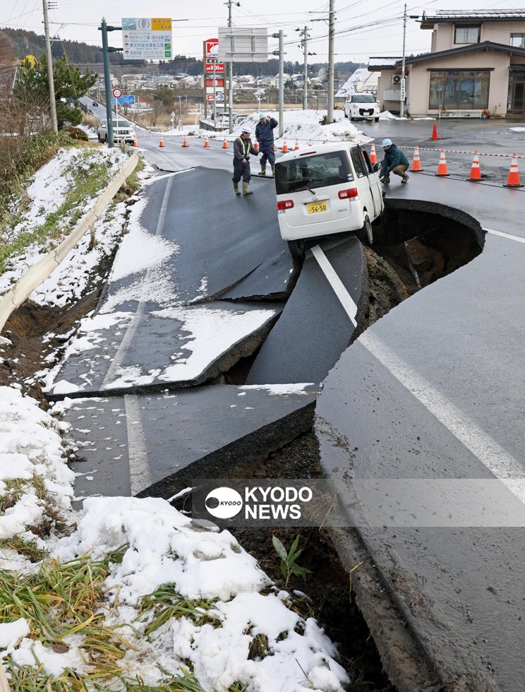 kyodo_photo's tweet image. 8日午後11時15分ごろ、青森県八戸市で震度6強の地震があり、各地で道路が陥没したり、窓ガラスが割れたりする被害が発生しました。気象庁は巨大地震の発生可能性が平常時より相対的に高まったとして「北海道・三陸沖後発地震注意情報」を、2022年12月の運用開始後初めて発表しました。（撮影・福原健三…