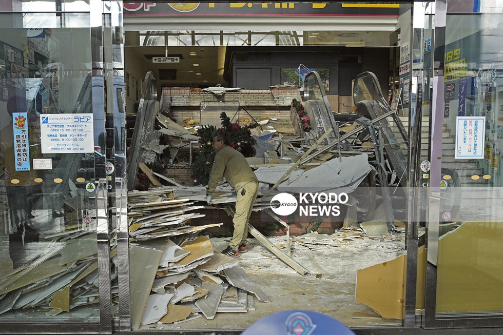 kyodo_photo's tweet image. 8日午後11時15分ごろ、青森県八戸市で震度6強の地震があり、各地で道路が陥没したり、窓ガラスが割れたりする被害が発生しました。気象庁は巨大地震の発生可能性が平常時より相対的に高まったとして「北海道・三陸沖後発地震注意情報」を、2022年12月の運用開始後初めて発表しました。（撮影・福原健三…