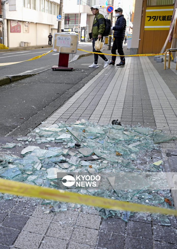 kyodo_photo's tweet image. 8日午後11時15分ごろ、青森県八戸市で震度6強の地震があり、各地で道路が陥没したり、窓ガラスが割れたりする被害が発生しました。気象庁は巨大地震の発生可能性が平常時より相対的に高まったとして「北海道・三陸沖後発地震注意情報」を、2022年12月の運用開始後初めて発表しました。（撮影・福原健三…