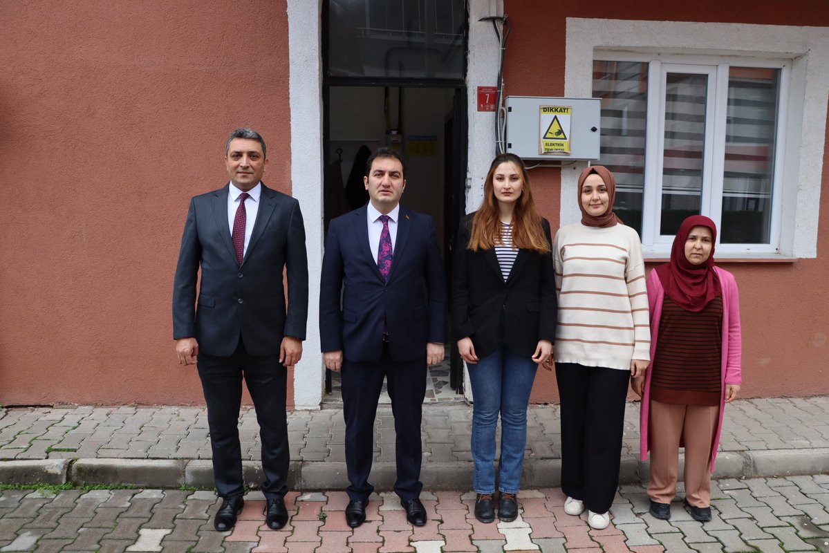 Kaymakamımız Adem TAŞPINAR, Sosyal Yardımlaşma ve Dayanışma Vakfı ve Aile Destek Merkezini ziyaret edip,
SYDV müdürü Üzeyir BÖLÜKOGLU ve yetkililerden yürütülen iş ve işlemlerle ilgili bilgi aldı.