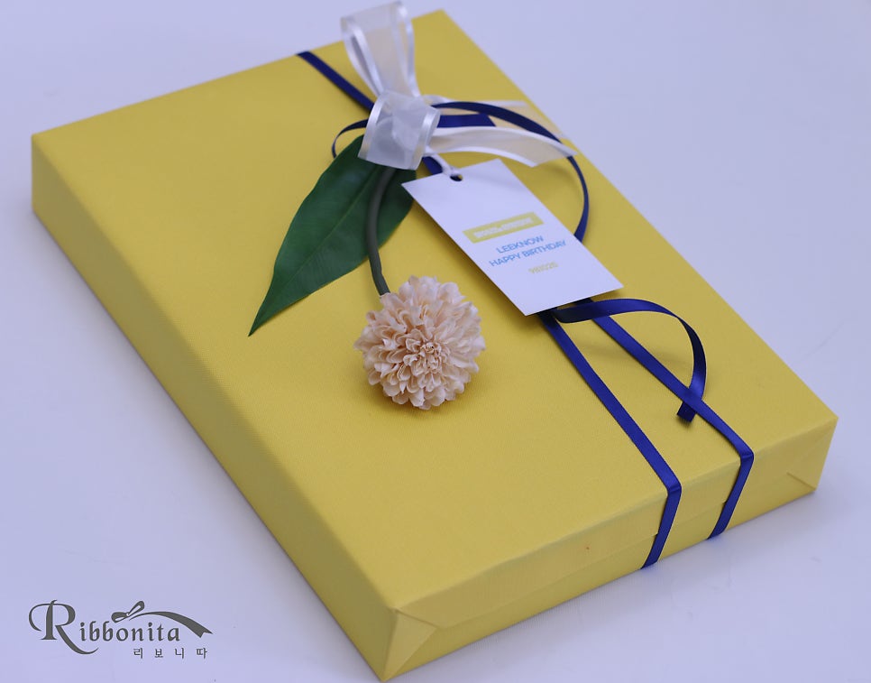 #Stray_Kids(#스트레이키즈)의 메인댄서이자 보컬이며 댄스 유닛인 #DANCERACHA 의 멤버인 #리노(#LEEKNOW, 본명 :이민호)의 생일을 축하하는 #메시지북 을 팬분들께서 제작해 오셨어요. 선물포장 컨셉은 옐로우 포장지에 블루 리본, 화이트 오간디  m.blog.naver.com/chmik10/224102…