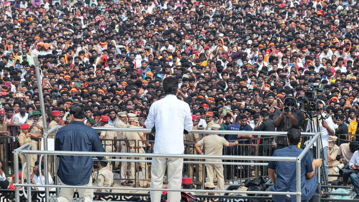 TVKPartyHQ's tweet photo. பெரும்படைபோல் திரண்டிருந்த புதுச்சேரி மாநில மக்கள் நடுவே, வெற்றித் தலைவர் அவர்கள்... https://t.co/P22VV2cPb2