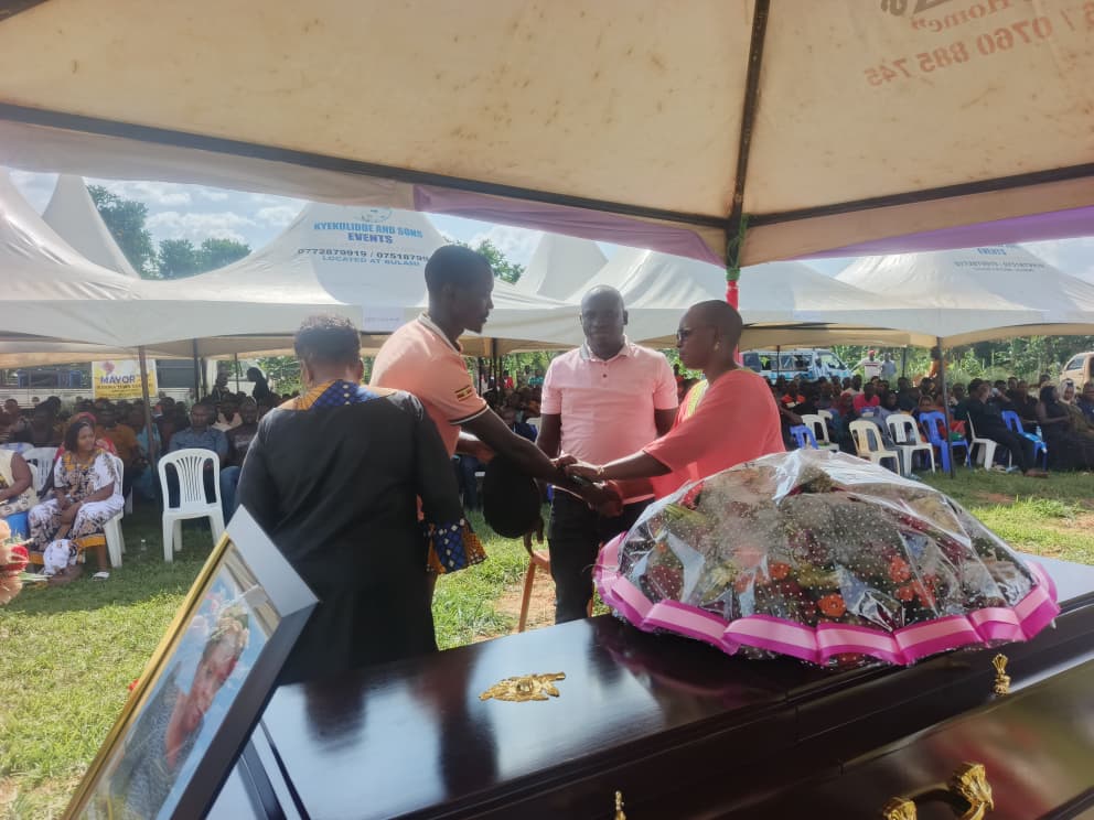 RotaryBunga's tweet image. We extend our heartfelt condolences to Rtn. Joshua Muhoozi on the loss of his dear sister. 
Thank you to the members who have represented and supported the family during this difficult time. May her soul rest in eternal peace.
#RIP 
#RotaryBunga  #TogetherWeStand