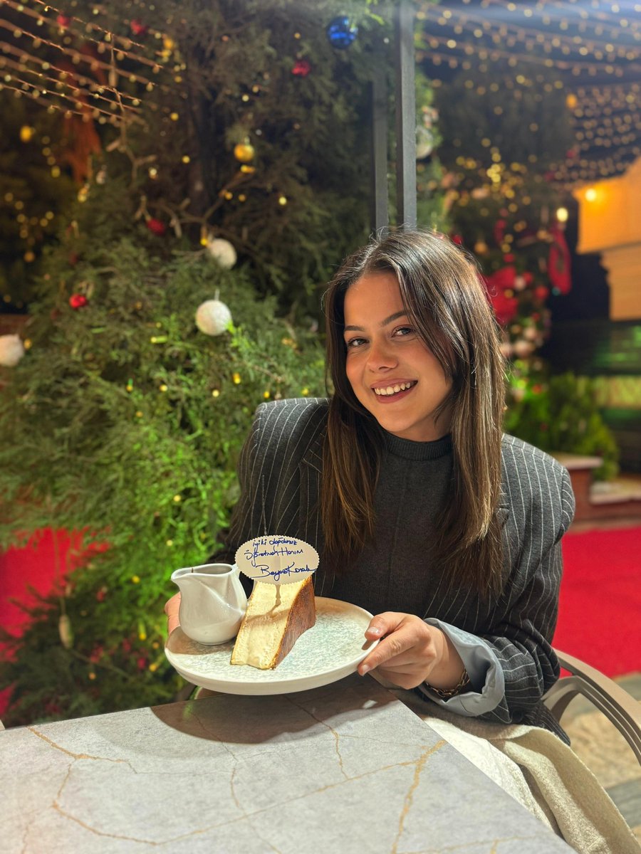 tugceakdumannn's tweet photo. 🎂 https://t.co/MslJQNBzUT