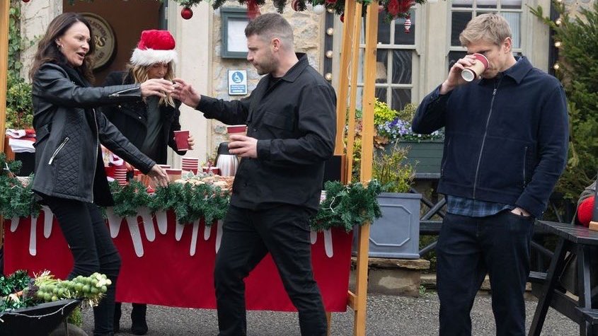 cossalltheway's tweet photo. Welcome back my favorite time of the year…
#robron https://t.co/hEs3iEwiF2