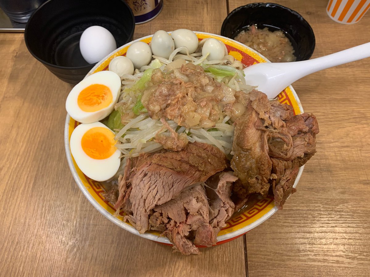 えどもんど 新橋
ラーメン350g豚券うずら生玉子
ヤサイアブラ
もんど納めは初訪の新橋店🤩
西日暮里店の記憶とだいぶ違う印象🤔
麺はウネウネブリンブリン😆
豚はホロホロ脂身少なめ🥹
スープは甘めな感じ😌
年明けに答え合わせに行かなくては😁
最高＆最幸の一杯に大満足＆超感謝🙇‍♂️
ご馳走様でした‼️