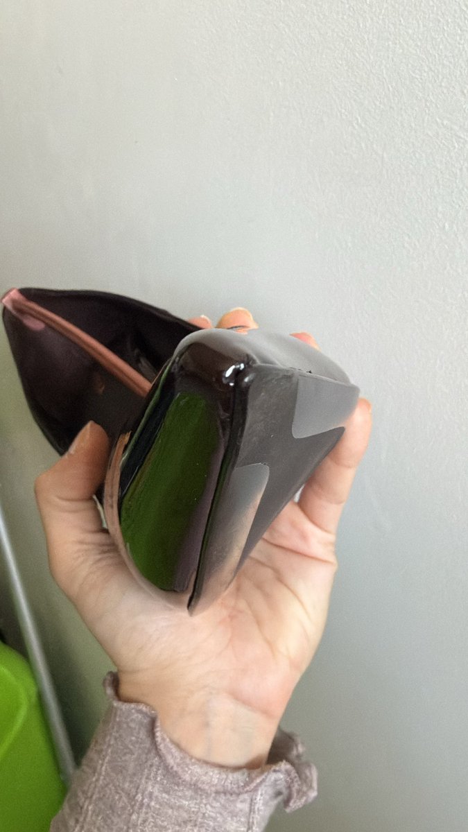 Despite being entitled to a refund, Le Sille Milano refuses to honor it. Receiving damaged items and being told to keep them or purchase something else is highly improper. A luxury brand should not place the burden of its own mistake on the client. #LeSille #CustomerRights