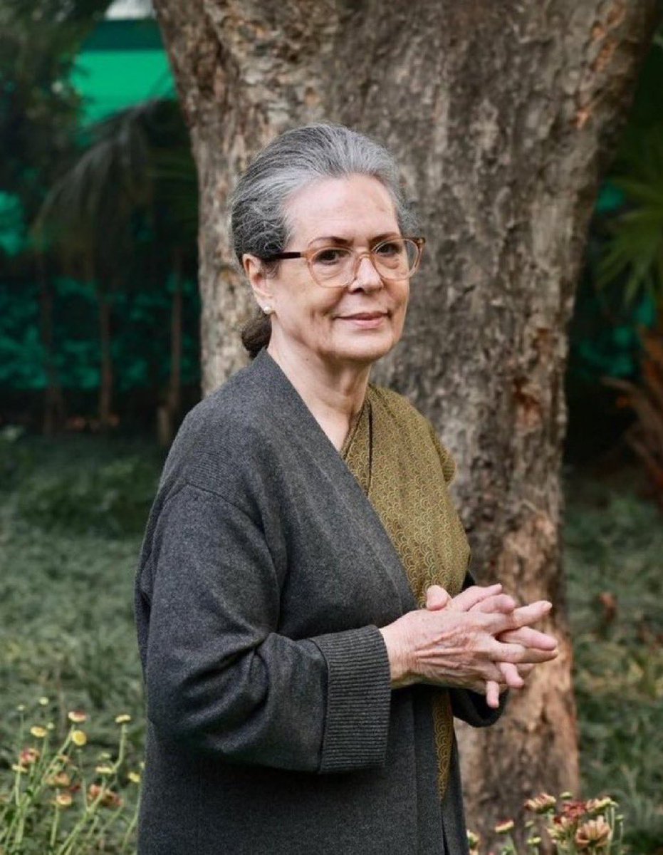 कांग्रेस संसदीय दल की अध्यक्ष श्रीमती सोनिया गांधी जी को जन्मदिन की हार्दिक बधाई। साहस, त्याग और सेवा की आपकी यात्रा देश के लिए प्रेरणा है। आपका जीवन सदा स्वस्थ, दीर्घ और सुखमय रहे।