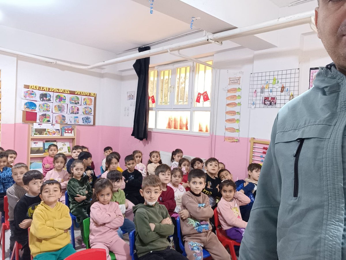 Yolis47400's tweet photo. Okul Rehberlik öğretmenimiz Mehmet Aydoğan tarafından Anasınıflarımıza "Mahremiyet Eğitimi" verildi. https://t.co/wwZUzuG62y