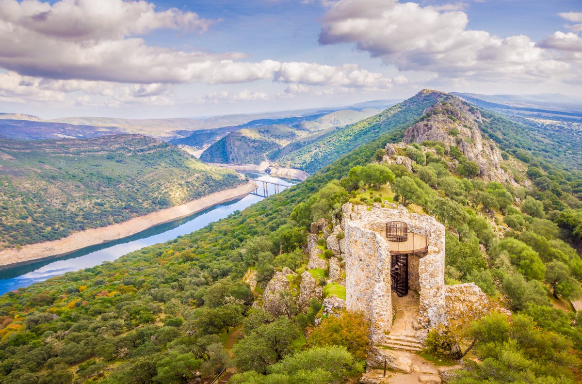 Extremadura is becoming a distinctive #MICE destination, thanks to its new conference centers, unique accommodations, and immersive experiences set in pristine natural surroundings 🏞️ Its offering blends innovation, sustainability, and renowned gastronomy to transform every