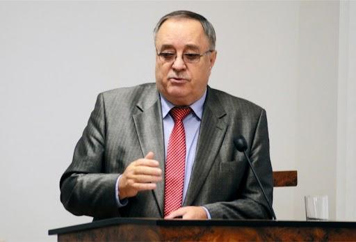 Погибший из-за падения в яму с кипятком в Омске оказался известным учёным, сообщает «НеМосква» (власти РФ считают «иноагентом»).

78-летний профессор Владимир Красницкий был доктором сельскохозяйственных наук, написал более 450 работ в области земледелия, почвоведения и