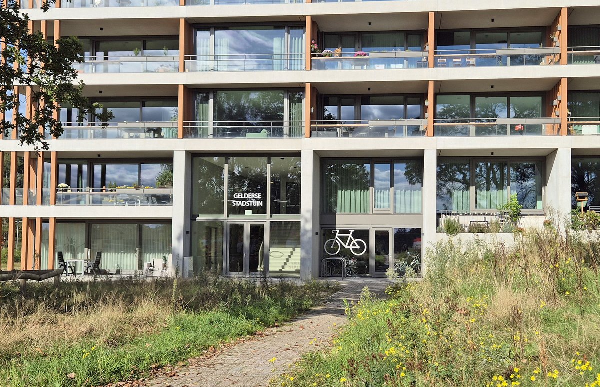 NandaSluijsmans's tweet image. Links van entree een gezamenlijke #huiskamer.☕️☕️ Rechts daarvan het #fietsparkeren 🚲 goed bereikbaar. En bij de entree zelf, zie die uitnodigende trap! Zo horen #woongebouwen in elkaar te zitten.

#Bouwstenen voor de stad en het dorp van morgen.

#Ede #MIX architectuur