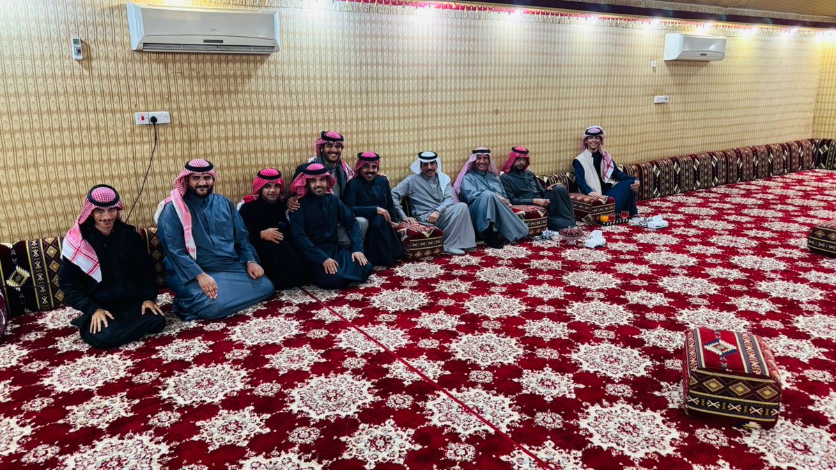 الحمد لله على فضله وكرمه.
يوم أمس تمّ بحمد الله عقد قراني على كريمة/ فياض بن قاسم الصوان،
ونسأل الله أن يجعله عقد خير وبركة بين الأسرتين،
ومع أهلٍ يُعرف عنهم الطيب، وحسن الخلق، والسيرة العطرة، ورفعة المكان بين الناس.
وبهذه المناسبة يشرّفني دعوتكم لحضور حفل زفافي
مساء يوم الخميس