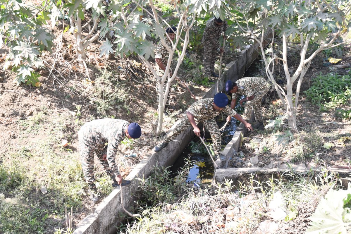 GCRAIPUR's tweet image. GC #CRPF Raipur conducted a massive cleanliness drive today under #SwachhaPakhwada, covering the Bhilai village market area. Broken pathways and staircases were repaired and drainage lines inside the campus were also cleaned and decongested. #UPKEEP @centralzonecrpf @crpfindia