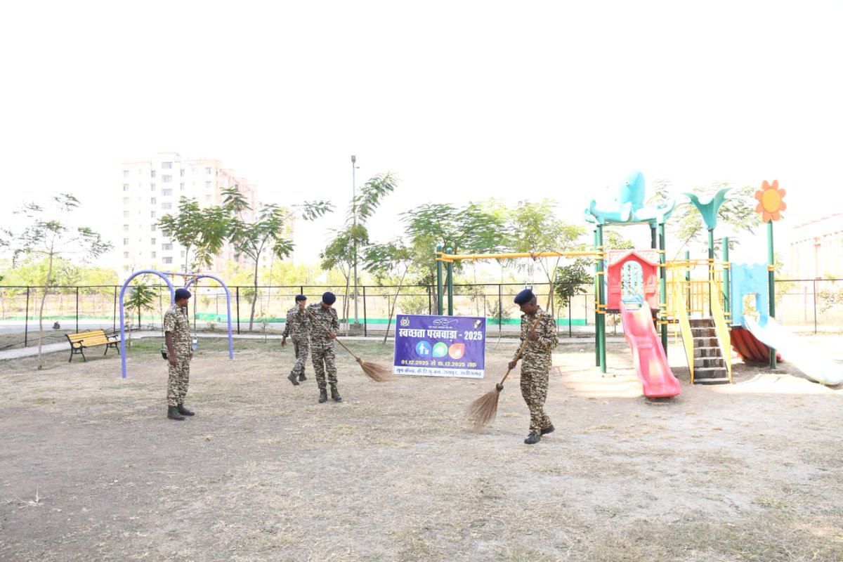 GCRAIPUR's tweet image. GC #CRPF Raipur conducted a massive cleanliness drive today under #SwachhaPakhwada, covering the Bhilai village market area. Broken pathways and staircases were repaired and drainage lines inside the campus were also cleaned and decongested. #UPKEEP @centralzonecrpf @crpfindia