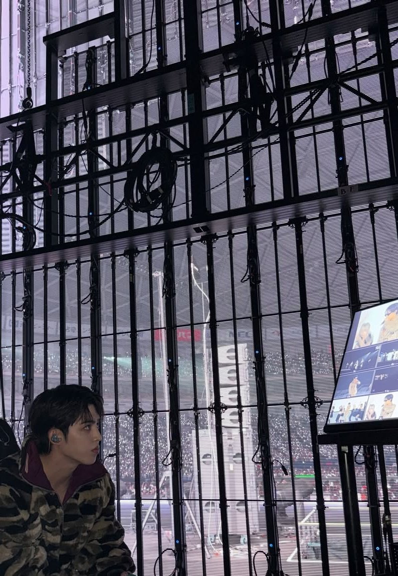 CheolsNoona's tweet image. New day new knowledge, thank you for sharing this info!

"For artists like SEVENTEEN who tour from one end of the map to the other, mesh type LED panels are lightweight, easy to transport and set up, and able to handle temperature differences, are often used. Traditional panels…