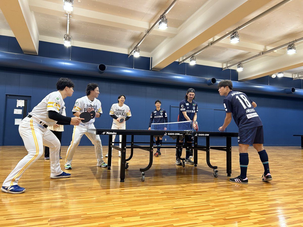 AvispaF's tweet photo. メディア情報📺
#博多華丸・大吉の九州アスリートーク に
#重見柾斗 選手 #岩崎悠人 選手 #志知孝明 選手が登場！！

#福岡ソフトバンクホークス からは
#川瀬晃 選手 #谷川原健太 選手 #野村勇 選手が登場されますよ～！！

スポーツ3番対決の勝負のゆくえは・・・・❓
大爆笑の収録の模様は放送をご覧ください📺

放送予定🎤
12/31（水）15:50〜
#TNC テレビ西日本

@HAWKS_official
#アビスパ福岡