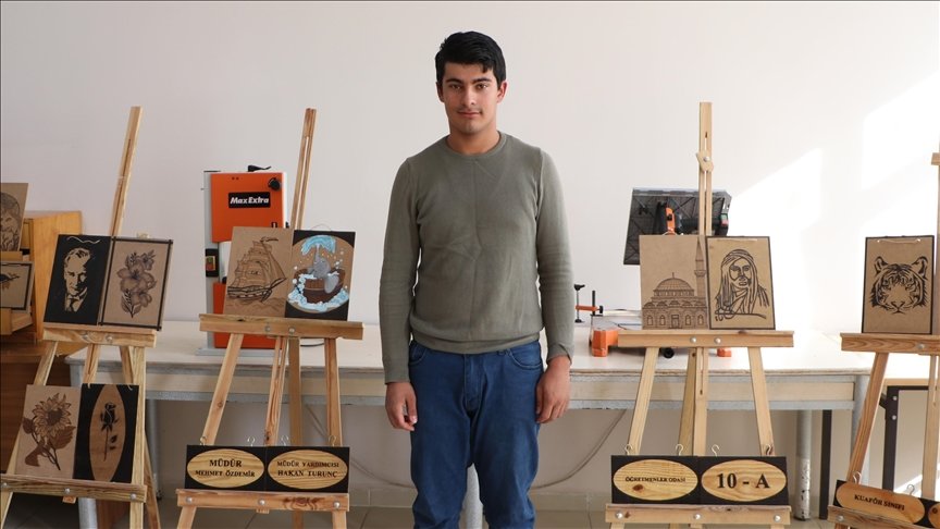 ✨Özel Eğitim Öğrencisi Erdem, Ahşap Yakma Sanatıyla Yeteneğini Görünür Kıldı

Ekrem Çetin Özel Eğitim Meslek Okulunda resim yeteneği keşfedilen 19 yaşındaki otizmli Erdem, ahşap yakma sanatı sayesinde hem üretmenin mutluluğunu yaşıyor hem de sosyal becerilerini geliştiriyor.