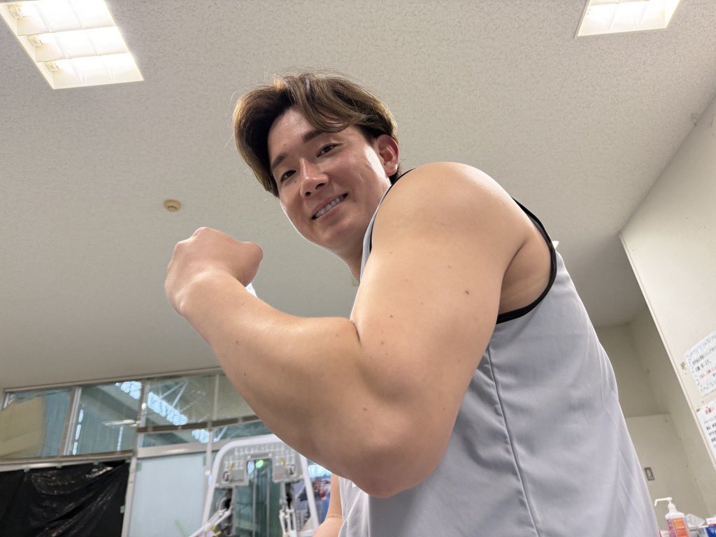 「7年間、本当にありがとうございました！」とホークス移籍が決まった #中村稔弥 投手。
こちらは春季キャンプのウエイト場で撮影した1枚です。
#chibalotte #広報