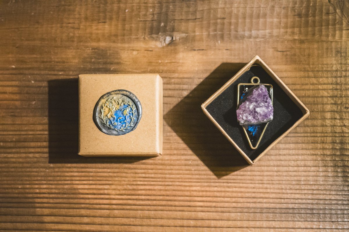 年内にやりたい事リストの
1つが完成致しました💎

鉱石アクセサリー。
台座の着色には
ちょっとこだわりがありまして…
透かすと綺麗に映るよう
練りに練ってみました(  ´˘`  )

実際にお手に取ってご覧ください(  . .)"

お写真はミドリさん(<a href="/8ma46ta9ya/">MIDORI</a>)に
綺麗に撮って頂きました( ˘꒳˘)感謝