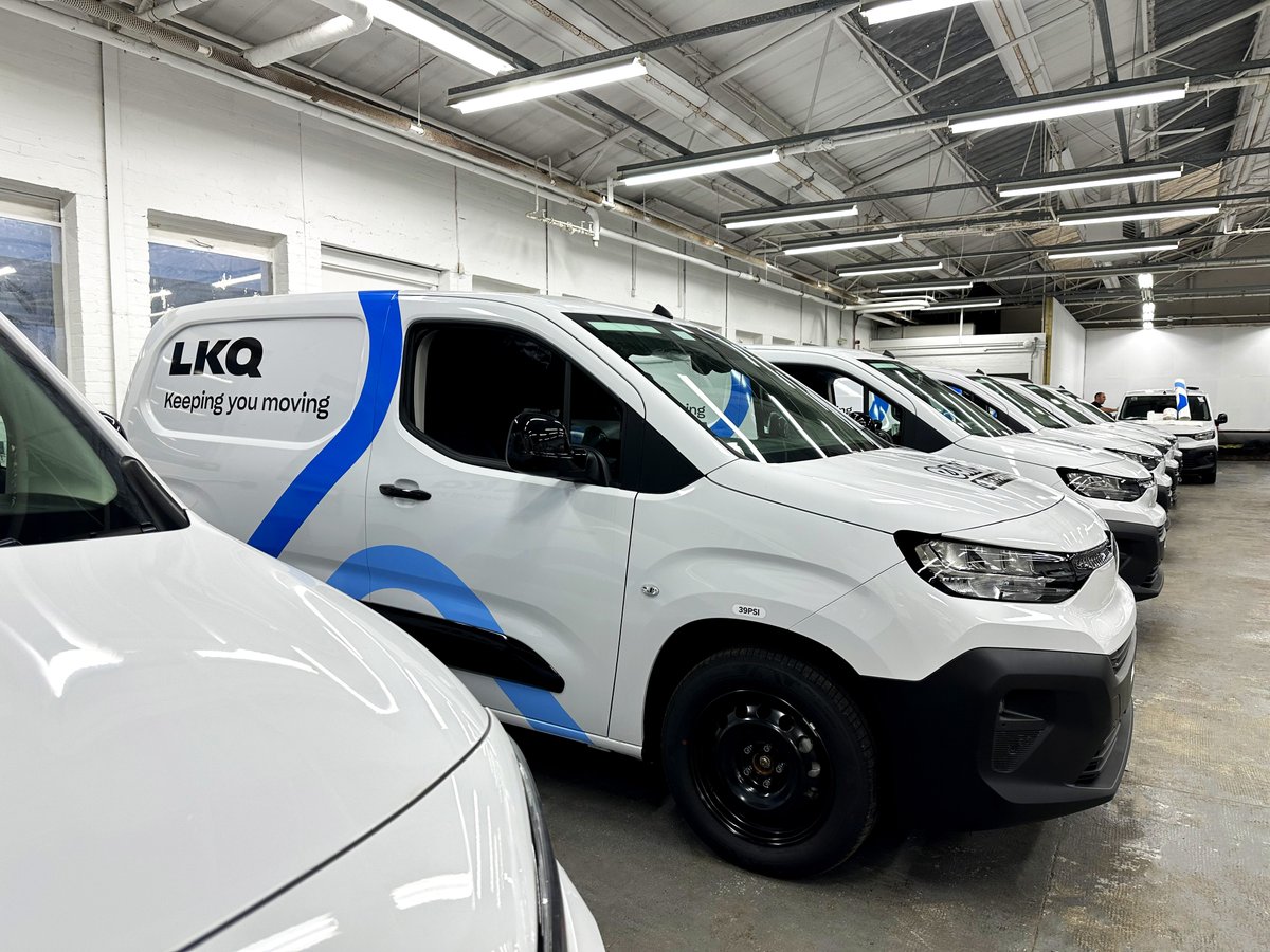 MediafleetLtd's tweet image. Our Witney Assembly Hub is buzzing with activity in the run-up to Christmas!

There’s barely any time for Christmas shopping with our workshops packed full with #LKQ vehicles coming in for branding. 

#EuroCarParts #LCVBranding #FleetManagement #DeliveringYourBrand
