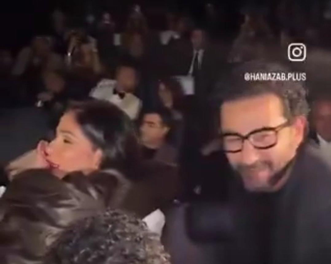 shirinarafah's tweet photo. (كانوا لا يتناهون عن منكر فعلوه، لبئس ما كانوا يفعلون) صدق الله العظيم

أكيد مرت عليكم تلك الآية من قبل... 

ولمن لا يعرف، فتلك الآية نزلت في بني إسرائيل، حيث قال تعالى في الآية التي تسبقها مباشرة
(لُعِنَ الذين كفروا من بني إسرائيل.....)

■ لماذا استحقوا اللعن والطرد من رحمة الله؟؟
 
لأنهم كانوا يرون المنكر فلا ينكروه

يرون الخطأ... فلا يتوقفون عنده 

يرون الدياثة والانحلال .. فيخجلون من أن يعلنوا رفضها أو استنكارها....حتى لا يقال عنهم: متشددين أو رجعيين... أو على الأقل، يجدون تعليقا يقول لهم: 
وأنت مالك 

(مثلما كتب لي أحدهم، حينما اسنكرت هذا المشهد)

فحتى لا نُطرد من رحمة الله، ونحن نعيش بالأساس في فترة بؤس وضنك، اخرجوا يا جماعة... اتكلموا، واستنكروا، وارفضوا الأفعال التي تخالف الدين والفطرة والأخلاق 

وعرفوا الناس والشعوب العربية التي تتابع مثل هذه المشاهد، أن هؤلاء لا يعبرون عن الشعب المصري... حتى لو كانوا مشاهير ونجوم ويخرجون على الشاشات ..

وأن المصريين شعب عربي مسلم، فيه الصالح وفيه الطالح، لكن الأغلبية فيه ناس مسلمة عادية، سوية طبيعية، ورجالهم رجال... عادي ، لديهم نخوة وكرامة، ويغارون على أهل بيتهم، وعندهم دم وإحساس ... عادي، مثل بقية البشر 

وأن تلك المشاهد العجيبة، غير المنطقية، إنما تعبر عن ناس ممسوخة، مشوهة...أراجوزات، يقلدون الغرب تقليدا أعمى

تنبأ بهم الرسول (صلى الله عليه وسلم)، حين قال: (لتتبعن سنن من كان قبلكم شبرا بشبر، وذراعا بذراع، حتى لو دخلوا جحر ضب لدخلتموه) 

ناس منسلخة عن فطرتها الطبيعية

الفطرة التي تجعل حتى ذكور الحيوانات تغار على أنثاها ولا تسمح بالاقتراب منها 

وياسلام لو نضيف على الاستنكار، مطالبة الناس بمقاطعة هؤلاء المسوخ والإسفاف الذي يقدموه

فمتابعتنا لهم، هي ما تجعلهم يستمرون 

ياريت نقاطع الفيلم الذي قال عنه مؤلفه، أن كتابة عمل فني عن الرسول (صلى الله عليه وسلم) أسهل من كتابة فيلم عن أم كلثوم

بالإضافة إلى أسباب أخرى، تحدث عنها الكثيرون، وأتمنى أن تضيفوها في التعليقات ..

قاطعوا  #فيلم_أم_كلثوم