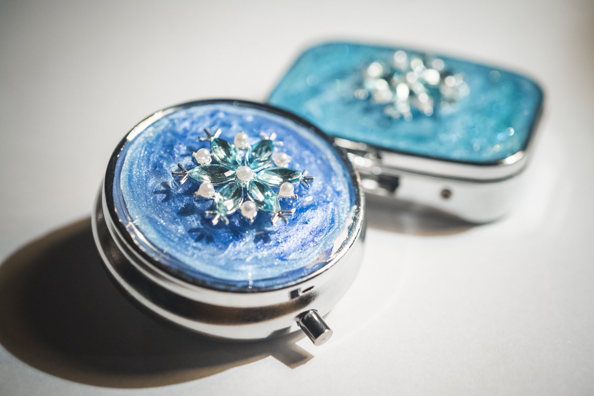 ピルケースを再度納品しました(  . .)"

ポケットに入る個性…
推しをポケットに忍ばせて…
なんて、ニマニマしながら
制作いたしました(  ´˘`  )

着色はもちろん全て手作業なので
自分の推しを探して見てください(՞ ܸ. .ܸ՞)

お写真は毎度おなじみ
ミドリさん(<a href="/8ma46ta9ya/">MIDORI</a>)に
撮って頂きました。幸幸