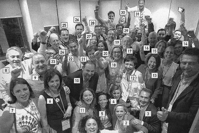 Purga en la PSOE: de los 32 de esta foto que celebraron lo victoria de Sánchez en las primarias de 2017, solo tres siguen en la cúpula

elmundo.es/espana/2025/12…