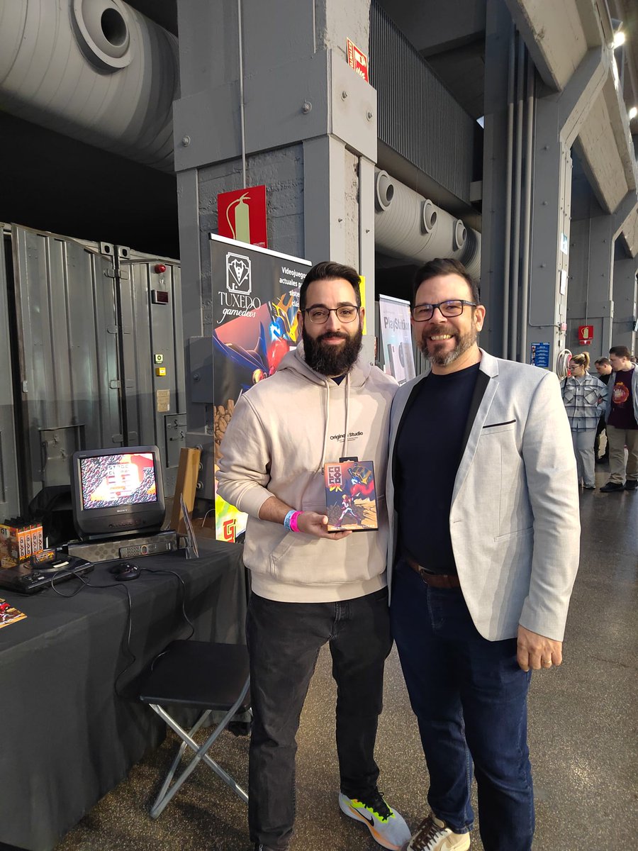 Got to meet <a href="/Manu_Segura_/">Manu Segura</a>  from <a href="/tuxedogamedevs/">Tuxedo GameDevs</a>  and had a quick chat about how they developed and self published their games. Such a pleasure, a great guy who took the time to answer my questions, and a good motivation boost! Thanks!