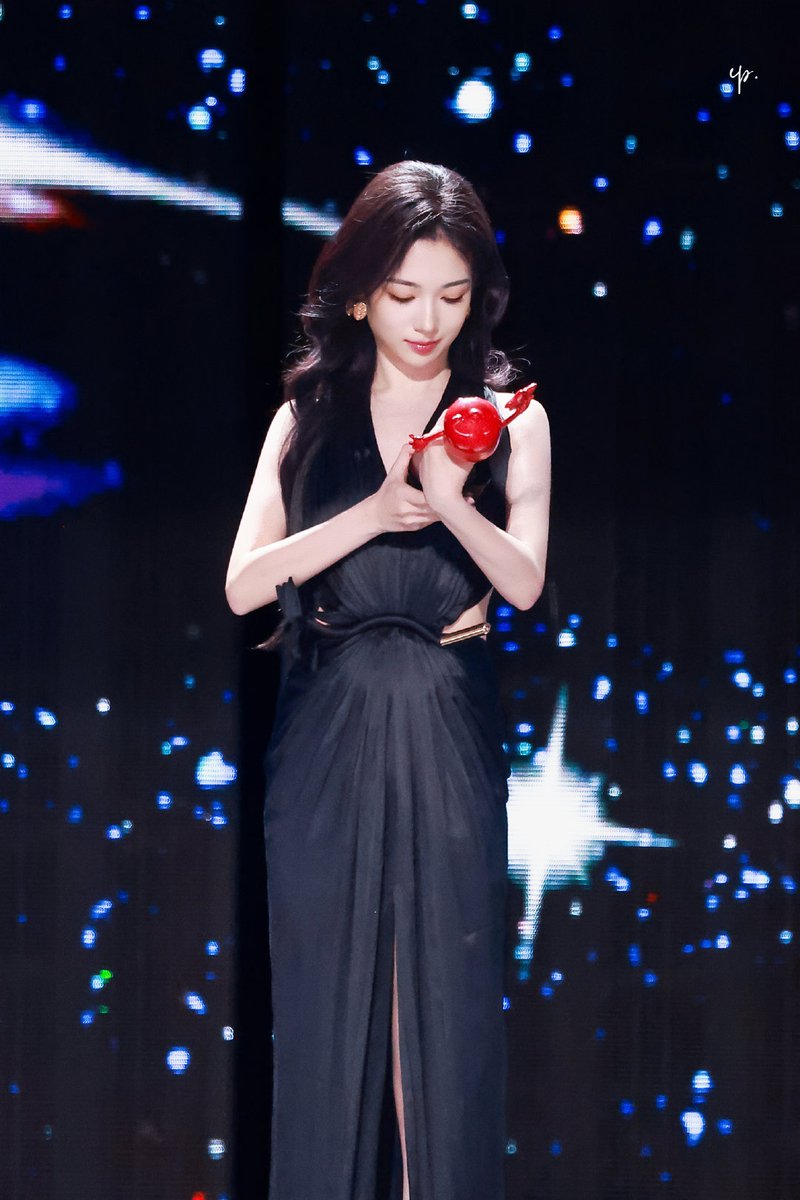 kohanasaku's tweet image. She's looking at the name to make sure she got her own award this time, IYKYK #DaiLuwa #ChangHuasen #Lingzhao