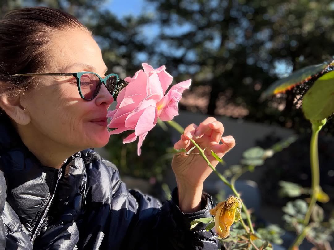 TerihatcherO's tweet photo. 61....let's do this thing. So lucky to share my birthday with loved ones. Nature, great food laughs & love. Thanks to everyone for all the well wishes.
I really appreciate it. #realandspectacular https://t.co/qDfiK9CHt2