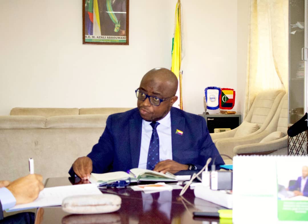 PNUD_Comores's tweet photo. Rencontre ce lundi entre le Ministre des Finances et le Représentant résident du #PNUD. Ensemble, ils ont réaffirmé leur engagement à renforcer la coopération pour accélérer la réalisation des #ODD et bâtir une économie résiliente aux #Comores. https://t.co/TnsbHEHVhu