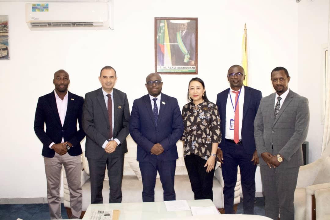PNUD_Comores's tweet photo. Rencontre ce lundi entre le Ministre des Finances et le Représentant résident du #PNUD. Ensemble, ils ont réaffirmé leur engagement à renforcer la coopération pour accélérer la réalisation des #ODD et bâtir une économie résiliente aux #Comores. https://t.co/TnsbHEHVhu
