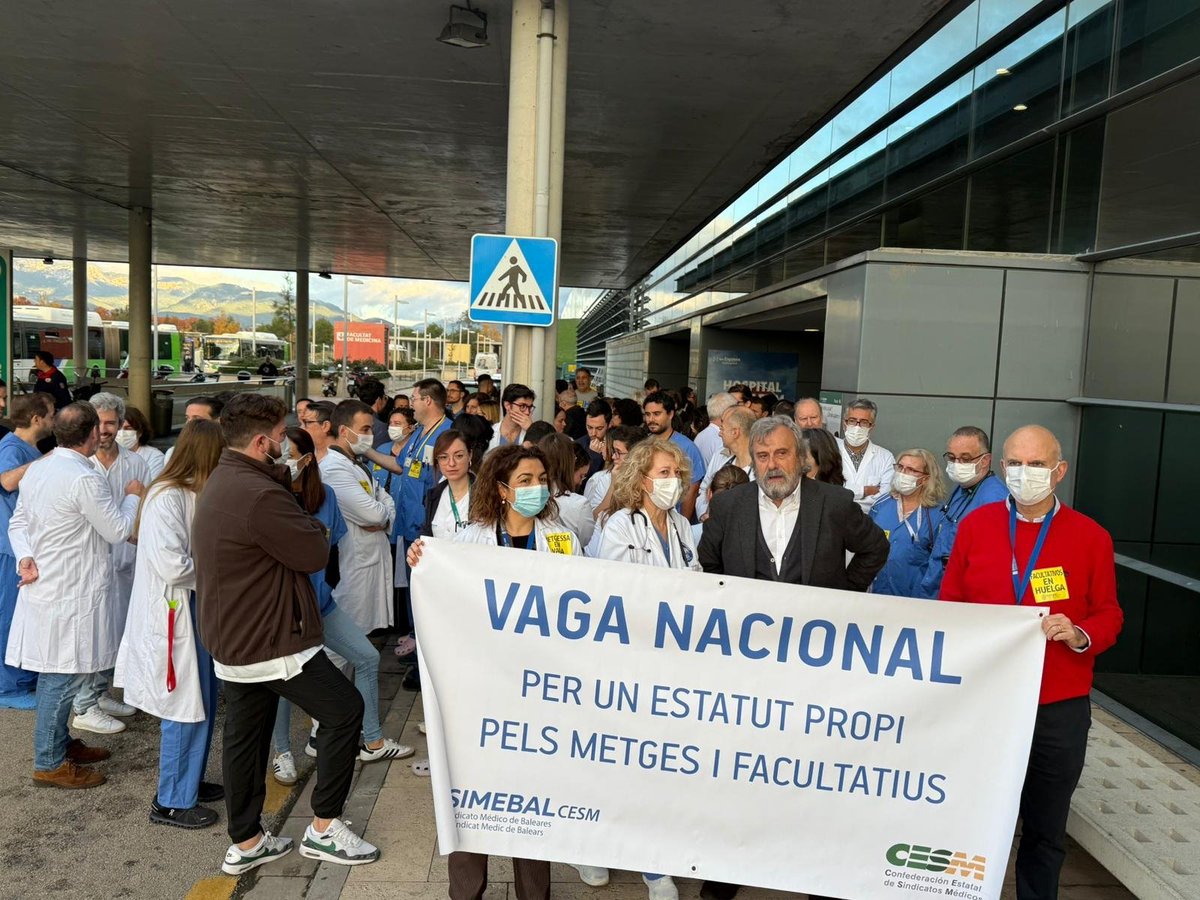 SimebalCesm's tweet image. Los médicos de Baleares nos concentramos hoy en las puertas de nuestros hospitales para decir alto y claro que el nuevo Estatuto Marco es inaceptable.

Con estas condiciones nadie podrá garantizar la atención que los pacientes merecen. Esta huelga también es por ellos.