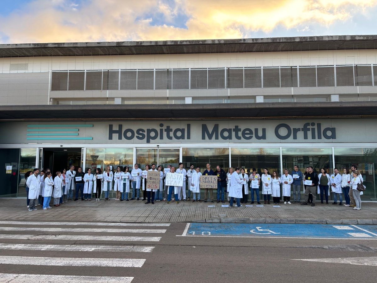 SimebalCesm's tweet image. Los médicos de Baleares nos concentramos hoy en las puertas de nuestros hospitales para decir alto y claro que el nuevo Estatuto Marco es inaceptable.

Con estas condiciones nadie podrá garantizar la atención que los pacientes merecen. Esta huelga también es por ellos.