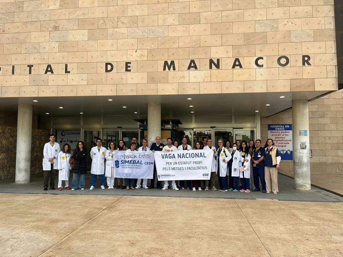SimebalCesm's tweet image. Los médicos de Baleares nos concentramos hoy en las puertas de nuestros hospitales para decir alto y claro que el nuevo Estatuto Marco es inaceptable.

Con estas condiciones nadie podrá garantizar la atención que los pacientes merecen. Esta huelga también es por ellos.