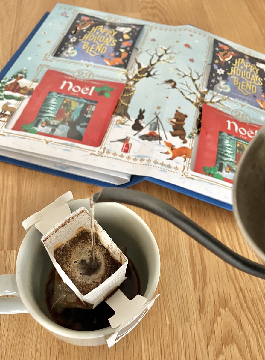 ＼“カルディ”アドベントカレンダー🎄／
18日スタートなので、まだ間に合う🙌

コーヒー好きさんにおすすめしたい！
素敵なアドベントカレンダーを見つけました☕️

冬限定ブレンド2種類×4個入りで、 
クリスマス当日まで 8日間楽しめます🎅💫

甘いものが苦手な方にもぴったり♪